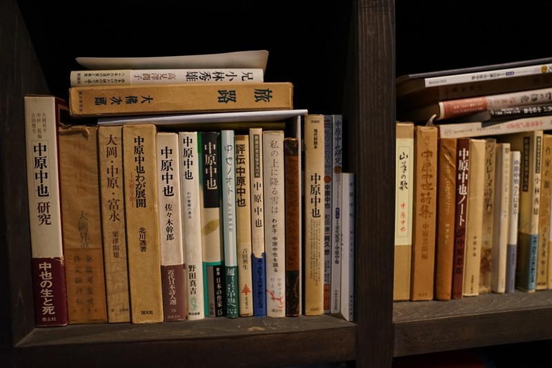 浅田弘幸氏の本棚には今も中原中也氏の書籍が置かれている