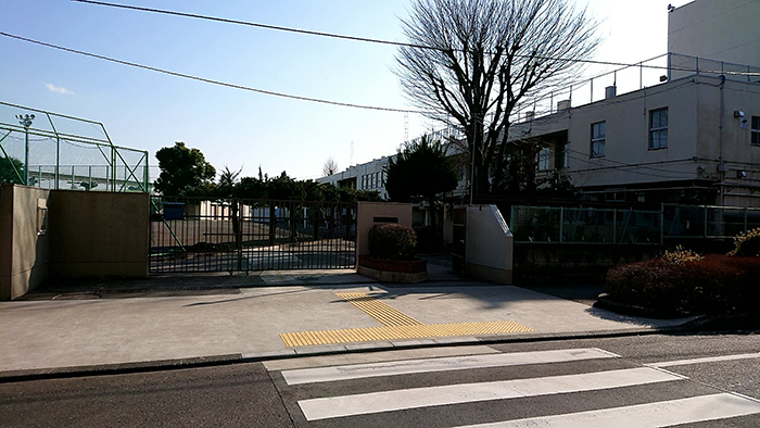 「学校の校門前」候補の写真２